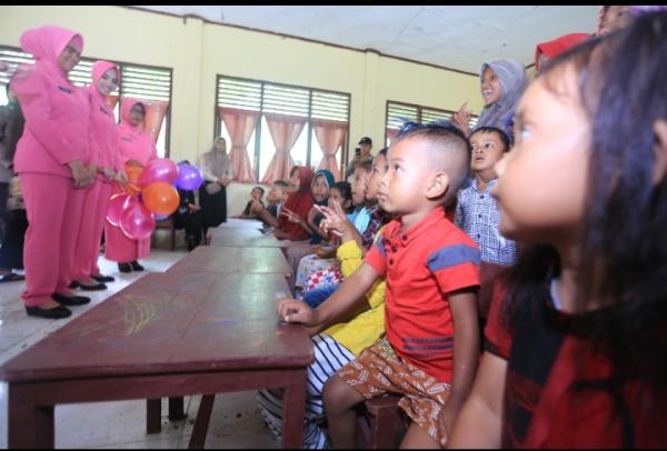 Ibu Bhayangkari Hibur Anak-anak Korban Banjir Aceh Barat