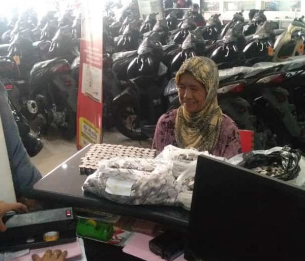 Wow! Nenek di Malang Beli Motor Pakai Uang Receh Rp10 Juta