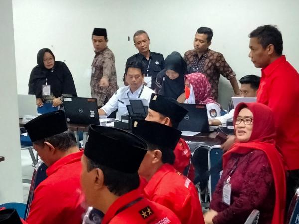 Jalan Kaki, Bacaleg PDI Perjuangan Daftar ke KPU Banjarnegara