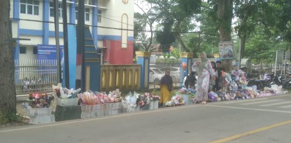 Wow! Perajin Buket di Pandeglang Raup Cuan hingga Jutaan Rupiah di Momen Wisuda Sekolah