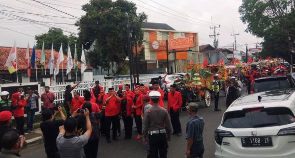 Jaga Kearifan Lokal, PDIP Kuningan Naik Delman saat Daftar Bacaleg ke KPU