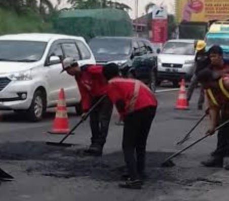 Wali Kota Klaim Tak Ada Jalan Rusak di Surabaya, Ini Faktanya