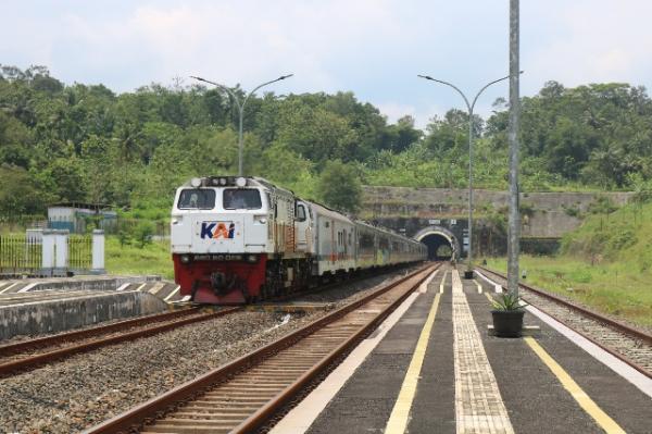 Perempuan Mabuk Miras Rebahan di Rel Sesaat Kereta Api Akan Melintas, Nyaris Tewas Digilas