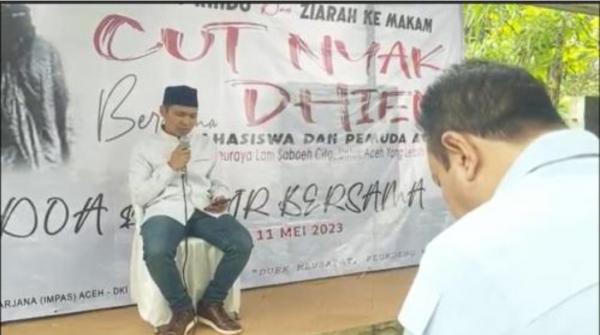 dr Ichsan Biren Memimpin Doa Bersama Ratusan Mahasiswa S2 Aceh di Makam Pahlawan Cut Nyak Dien