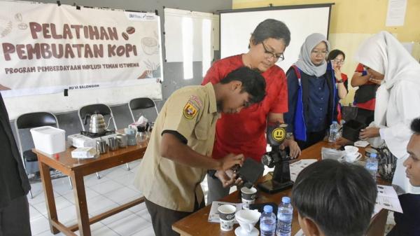 PT KPI Unit VI Balongan Latih Anak Berkebutuhan Khusus Berwirausaha Minuman Kopi