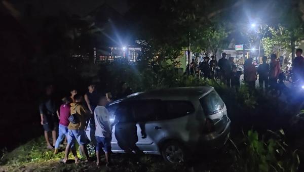Hilang Kendali, Mobil Grand Livina Nyungsep di Ponorogo