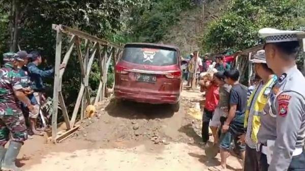 Sempat Ambruk, Jembatan di Jalan Poros Mamasa – Polman Sudah Bisa Dilalui  Kendaraan