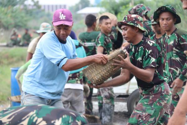 Jalan Rusak, Warga Desa Gulang dan Prajurit TNI Berjibaku Angkut Pasir