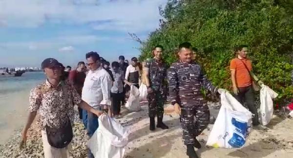 Danlanal Banten Gelar Baksos dan Bersih-bersih  Sampah di Pulau Merak Kecil