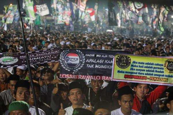 Ribuan Warga Tumplek Ikuti Jateng Bersholawat Bersama Habib Syech, Dihadiri Ganjar 