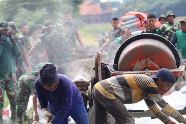 Warga Desa Penghasil Tas dan Prajurit TNI Berjibaku Angkut Pasir Perbaiki Jalan Rusak