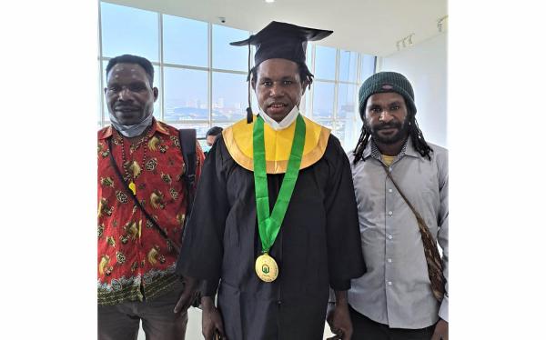 Kisah Putra Papua yang Lulus Pendidikan Guru di Unusa
