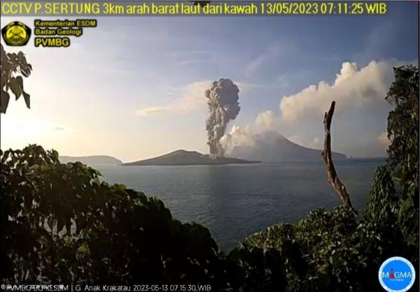 Gunung Anak Krakatau Sudah Dua Kali Meletus, Lontarkan Abu Capai 1500 hingga 2000 Meter