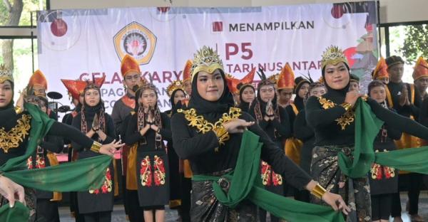 Pagelaran Seni Tari SMA Wijaya Putra Hipnotis Para Penonton, Penampilannya Memukau