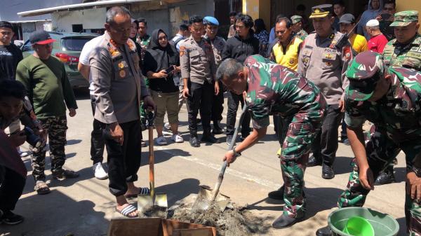 Sinergitas TNI Polri Renovasi Rumah Warga Tak Layak Huni di Makassar