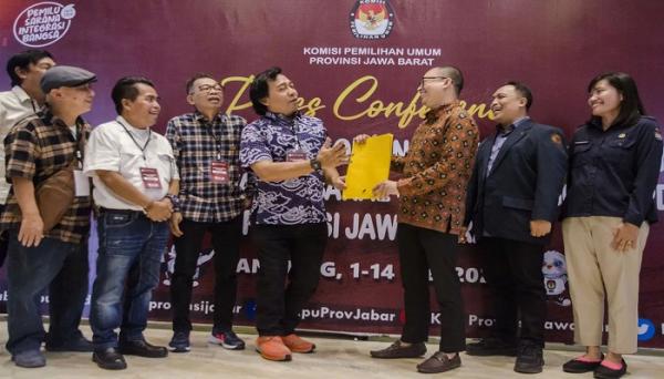 Didampingi Pelawak Senior, Komeng Daftar Bacaleg DPD RI dari Dapil Jawa Barat