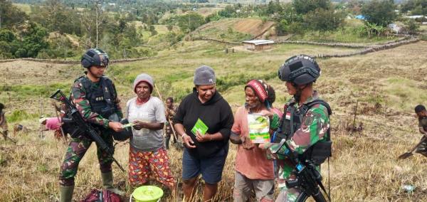 Sejahterakan Masyarakat Papua, Satgas YR 321/GT Bersama Dinas Pertanian Jayawijaya Bagi Bibit Sayur