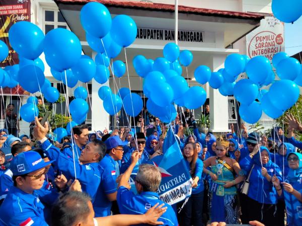 Dikawal Ratusan Kader Saat daftar ke KPU, Partai Demokrat Banjarnegara Tergetkan 12 Kursi