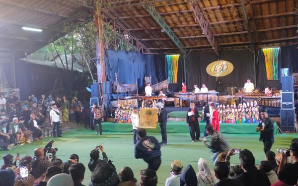 Di Saung Angklung Udjo, Ganjar Pranowo Bangga Kenakan Pakaian Khas Sunda Pangsi