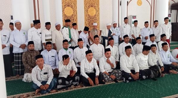 Ulama Kharismatik Aceh Tepung Tawar Bacaleg dari Partai PAS Aceh Kabupaten Pidie Jaya