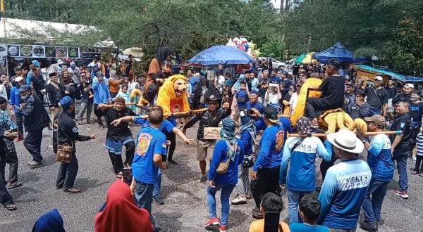 Seni Debus Banten dan Sisingaan Menghibur Acara Halal Bihalal Sunda Ngahiji di Pangumbaraan
