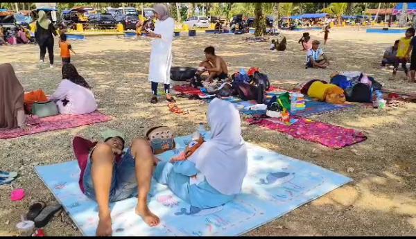 Hindari Cuaca Panas Ekstrem, Warga Memilih Tiduran di Bawah Pohon  di Pinggir Pantai Kodok