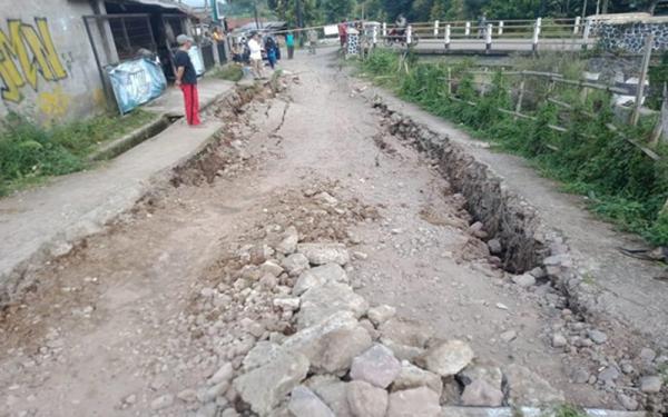 Bencana Pergerakan Tanah, Dadang Supriatna Perintahkan Segera Tangani Jalan Amblas di Ciwidey