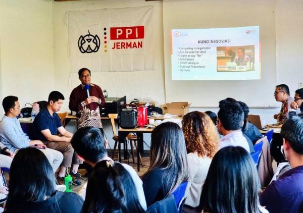 Pelajar Indonesia di Jerman Dibekali Seni Negosiasi, Dilatih Langsung Konjen RI Acep Somantri