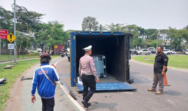 Truk Angkut 7,5 Ton Cairan Kimia Terguling di Alam Sutera Serpong