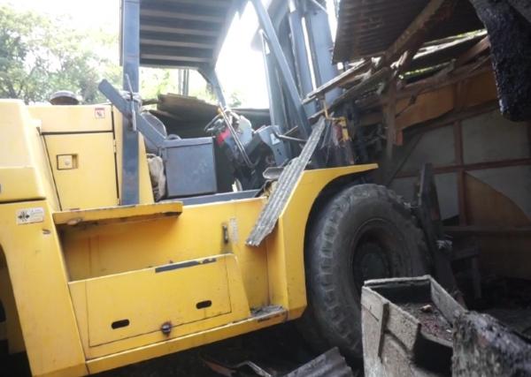 Forklift Seruduk 2 Kendaraan dan Warung di Cilegon, Pedagang Piscok Tewas Terjepit