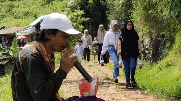 Dari Jualan Cilok Jadi Pengamen Demi Mencukupi Kebutuhan Keluarga Umar Warga Campaka Cianjur