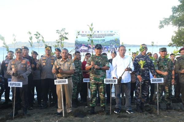 Danrem 142/Tatag Hadiri Penanaman Mangrove Nasional Serentak di Mako Lanal Mamuju