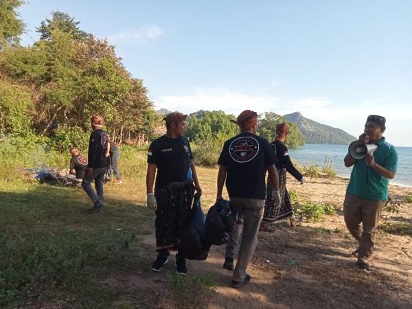 Jaga Kebersihan Obyek Wisata, PMBB dan Kades Golo Mori Pungut Sampah di Pantai Pasir Panjang