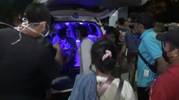 Ambulans Bolak Balik Antar Puluhan Warga Keracunan Makanan ke RSUD Bayu Asih Purwakarta