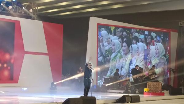 Ari Lasso Hibur Peserta Dekranas di Medan, Ibu Iriana Nyanyi Lagu Hampa