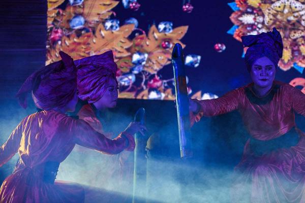 Potret Penampilan Tim Kesenian di Festival Batang Hari Sembilan