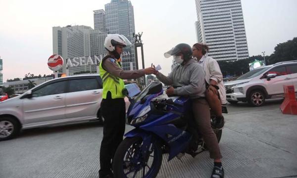 Siap-siap, Polisi Kembali Berlakukan Tilang Manual di Jalan