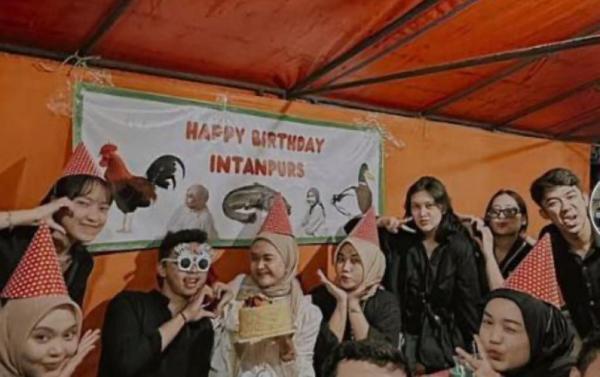 Viral Perayaan Ulang Tahun di Warung Tenda Pecel Lele Jadi Sorotan Netizen