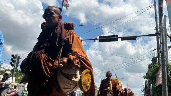 32 Biksu Menjalankan Ritual Thudong dari Thailand ke Borobudur