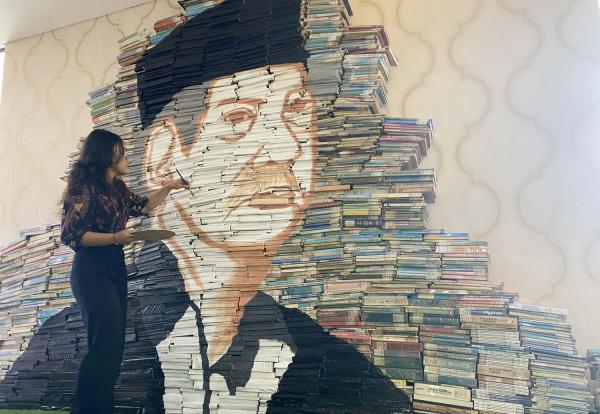 Peringati Hari Buku Nasional, Mahasiswa Ubaya Lukis Wajah Abdul Malik Fadjar di Tumpukan Ribuan Buku