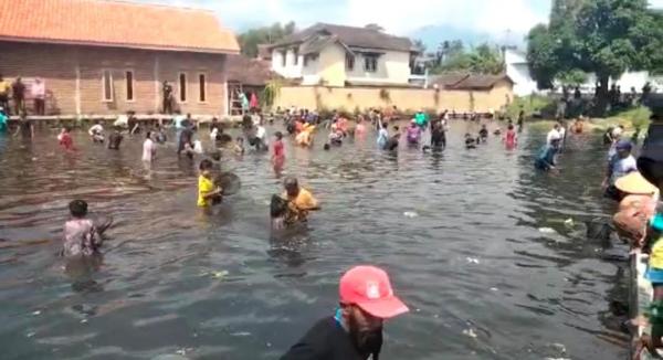 Bentuk Rasa Syukur Menang Pilkades, Calon Kades Guyang Bareng di Kolam