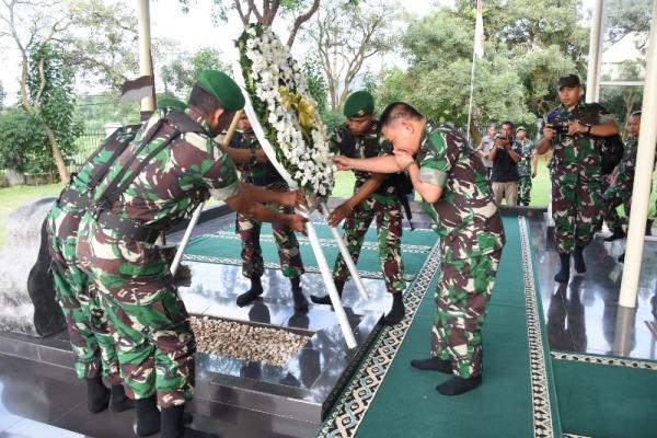 Jenderal Dudung Ziarah Makam Pahlawan Nasional Gatot Soebroto di Ungaran