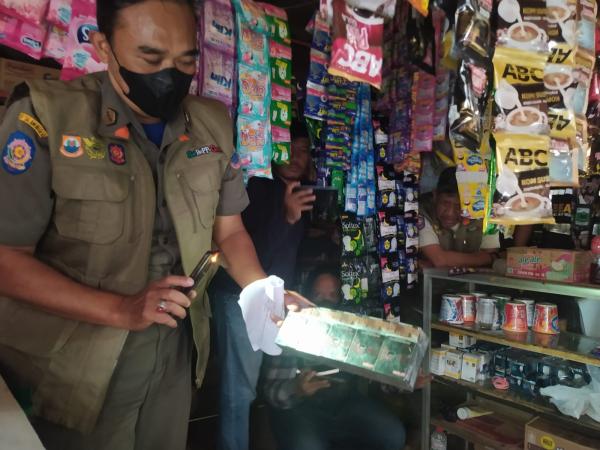 Satpol PP Kota Cimahi Sita Ratusan Bungkus Rokok Ilegal