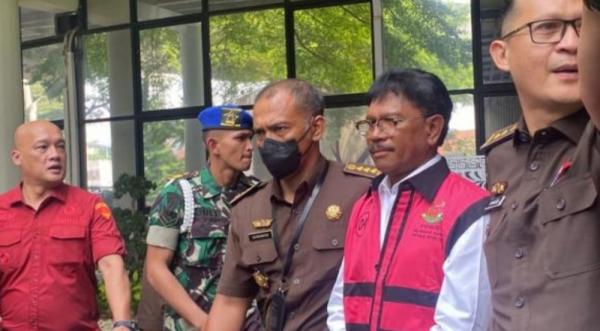 Penampakan Johnny G Plate Senyum Hampa Usai Ditetapkan Tersangka Pakai Baju Tahanan Kejagung