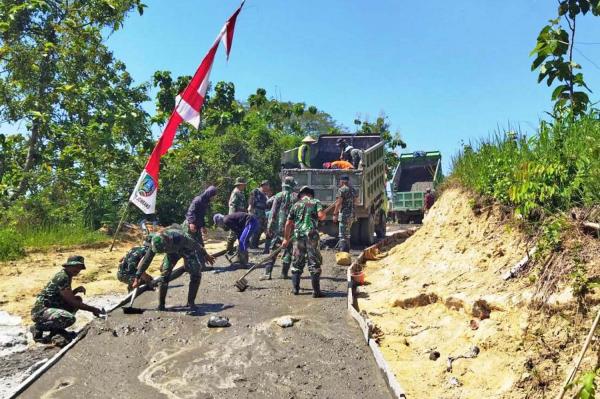 Prajurit Brigif 2 Marinir Ikut Gotong Royong Bangun Desa