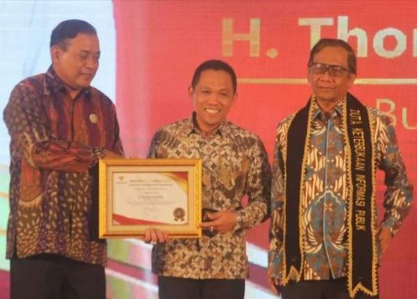 Bupati Lumajang Cak Thoriq Terima Penghargaan Anugerah Upakarti Tinarbuka Artheswara