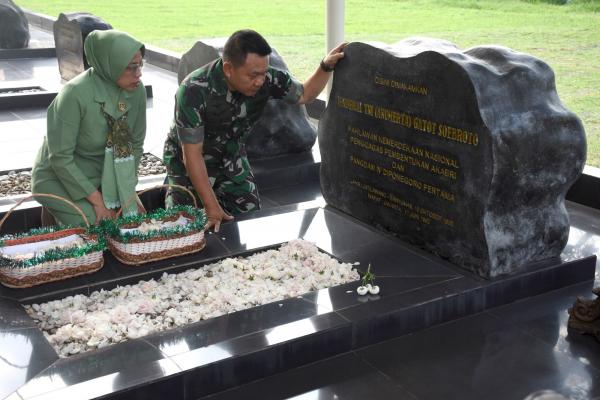 Jenderal Dudung Ziarah ke Makam Pahlawan Nasional Gatot Soebroto di Ungaran