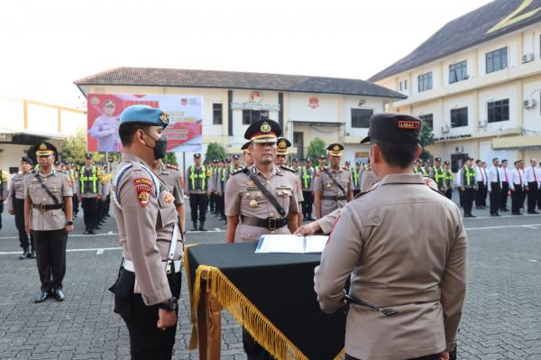Puluhan Personel Polri dan Belasan Masyarakat Terima Penghargaan dari Kapolrestabes Semarang 
