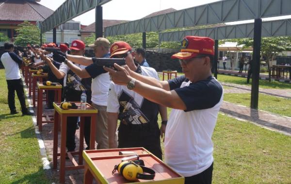 Jajaran Petinggi Kemenkumham Jateng Berlatih Menembak di Akpol