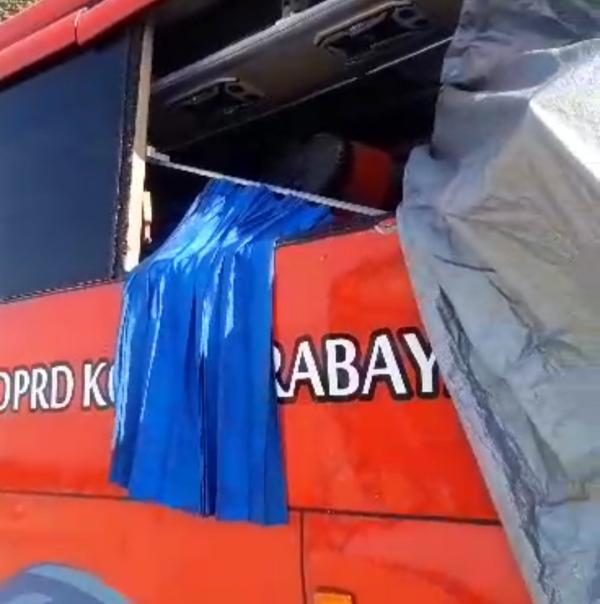 Ngeri! Bus Milik DPRD Kota Surabaya Kecelakaan, Berisi 23 Siswa, Body Depan Ringsek